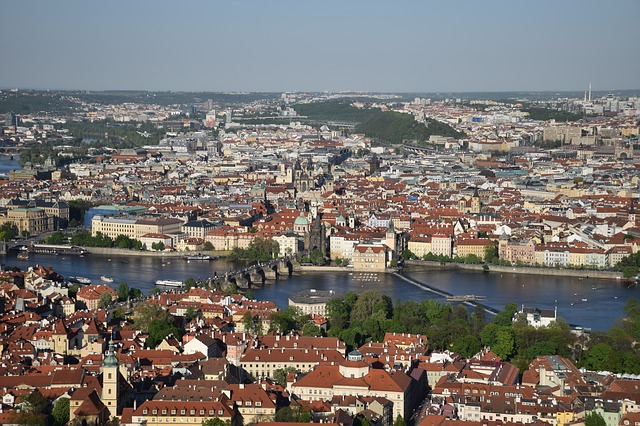 výhled z Petřínské rozhledna na Prahu.jpg