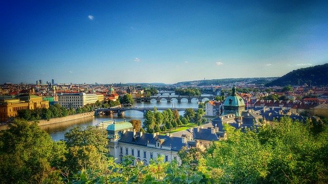 Praha a modrá obloha